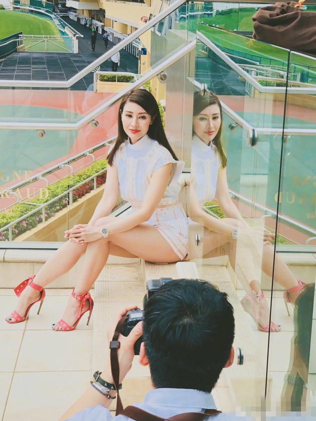 李嘉欣晒美照红唇白皙手臂美腿变圆润:胖了