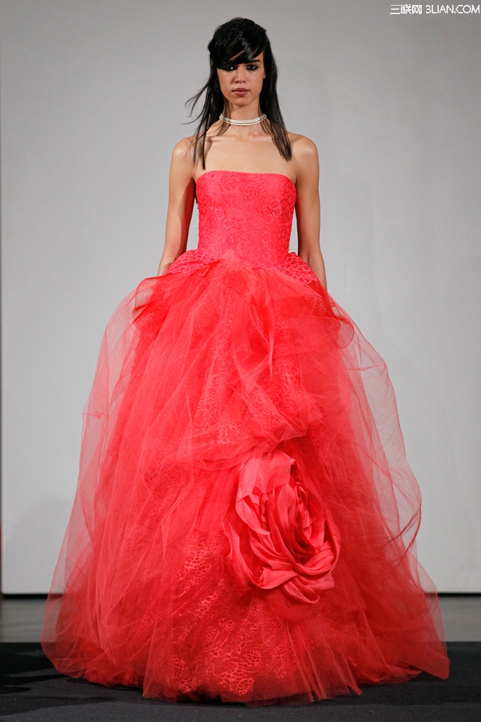 Vera Wang2014秋冬时尚婚纱 红色搭配蝴蝶结大花朵设计