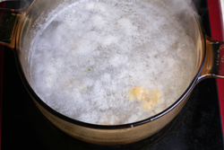 桃仁鸡腿汤的做法