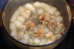 桃仁鸡腿汤的做法